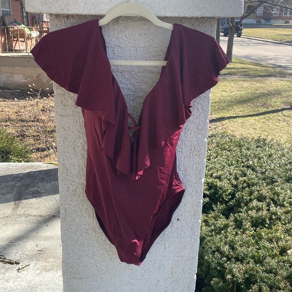 La Blanca Island Goddess Ruffle Plunge BURGUNDY - Picture 5 of 10